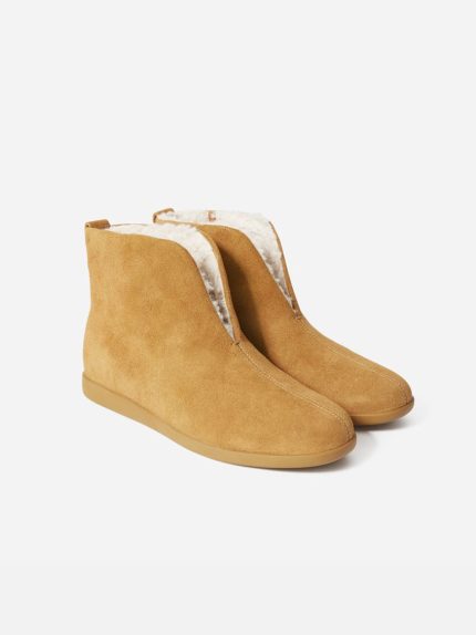 Katie Holmes shuffles her Ugg boots